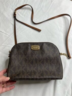 Michael Kors Cindy Signature
Logo Dome Crossbody Bag